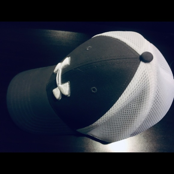 Mens black and white fitted Under Armour hat - Picture 2 of 3